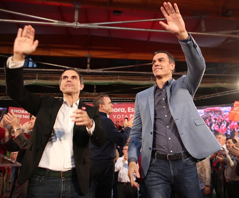 Archivo - El Secretario general del PSOE y candidato a la presidencia, Pedro Sánchez, y el exalcalde de Alcalá de Henares, Javier Rodríguez Palacios.