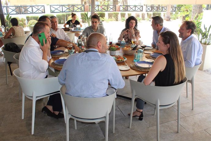 Reunión del Ayuntamiento de Almería con los directores y representantes de los hoteles de El Toyo.