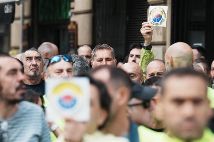 Archivo - Agentes de la Ertzaintza protestan durante una concentración delante del consulado de Francia en lucha por un convenio regulador justo, 