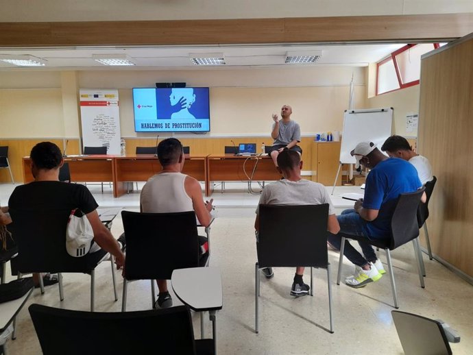 Taller de la Creu Roja amb interns de Mas Enric