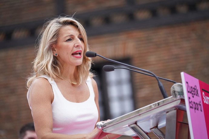 La líder de Sumar y vicepresidenta segunda y ministra de Trabajo y Economía Social, Yolanda Díaz, interviene en un acto de campaña, en plaza Burulleria, a 15 de julio de 2023, en Vitoria Gasteiz, Álava, País Vasco (España). Este mitin electoral se enmar