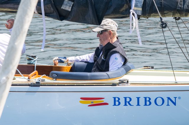 El Rey Don Juan Carlos I  navega en "El Bribón" , a 29 de julio de 2023, en Sanxenxo, Pontevedra, Galicia (España)