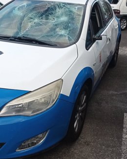 Imagen de daños causados en un coche patrulla de la Policía Local de Santiago del Teide durante un enfrentamiento ocurrido en Tamaimo en las fiestas de Santa Ana