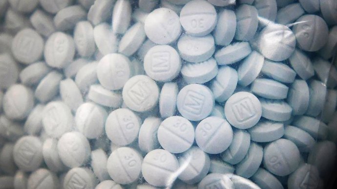 Archivo - June 9, 2023: A bag of evidence containing the synthetic opioid fentanyl disguised as Oxycodone is shown during a 2020 news conference at the Fresno County Sheriff's Office in Fresno, California.