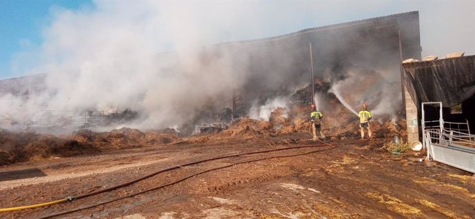 Intervención de los bomberos de la DPT en una explotación agrícola.