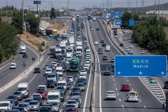 Archivo - Numerosos vehículos en la salida de la A4, km 17, el primer día de la segunda operación salida del verano de 2022, a 29 de julio de 2022, en Madrid (España). Desde las 15 horas de hoy 29 de julio, hasta las 24 horas del lunes 1 de agosto, Tráfic