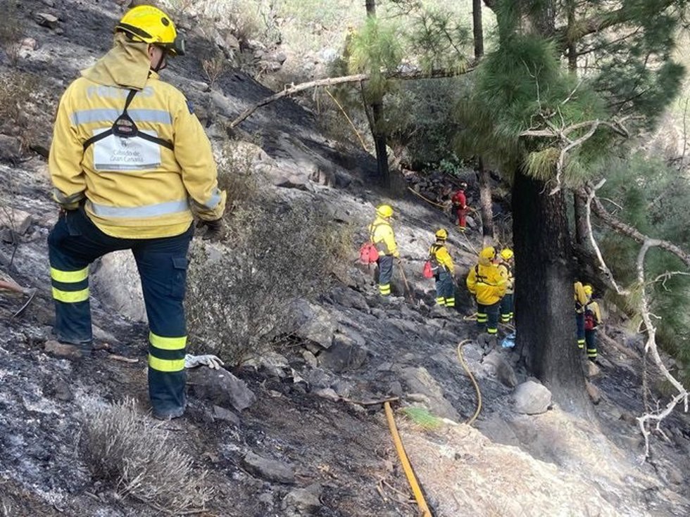 Archivo - Operarios en las labores de extinción del incendio de Tasarte