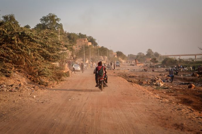 Archivo - January 21, 2023, Niamey, Niger: A motorbike rides along the banks of the Niger River in Niamey. Niger a landlocked West African country of roughly 25 million people - is one of the poorest countries in the world.