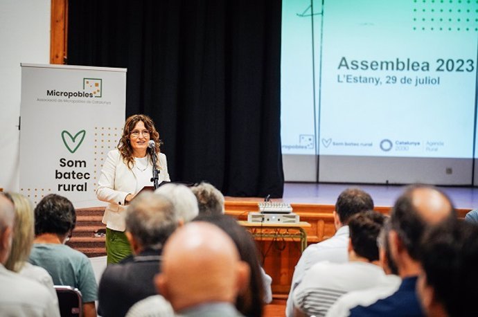 La consellera de la Presidencia, Laura Vilagr, participa en la de l'Associació de Micropobles de Catalunya