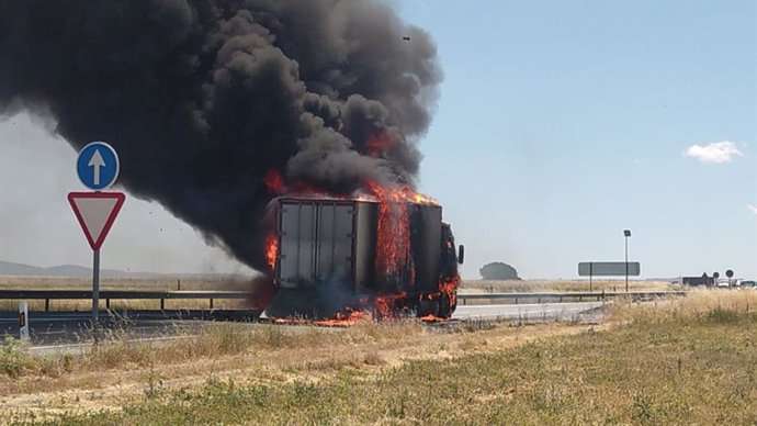 Arde un camión en la N-403 a la altura de Blascosancho (Ávila).