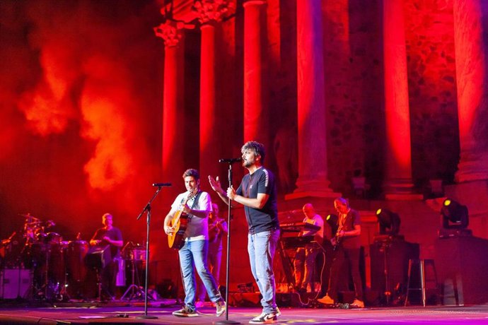 Archivo - Estopa, en su concierto en el teatro romano de Mérida.