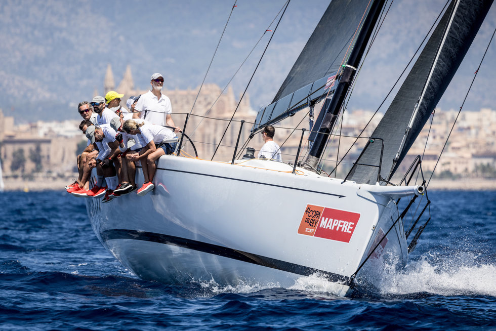 El Rey Felipe VI navega a bordo del Aifos en Palma