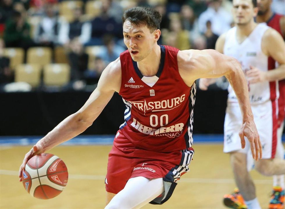 Archivo - Rodions Kurucs, durante un partido con el SIG Strasbourg.