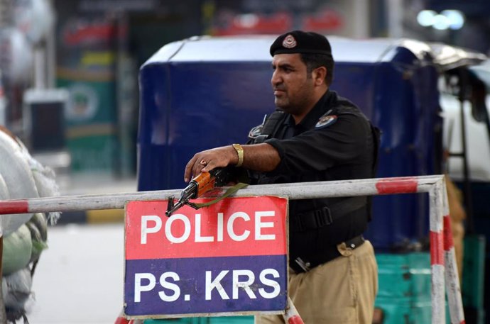 Archivo - Control policial en Pakistán