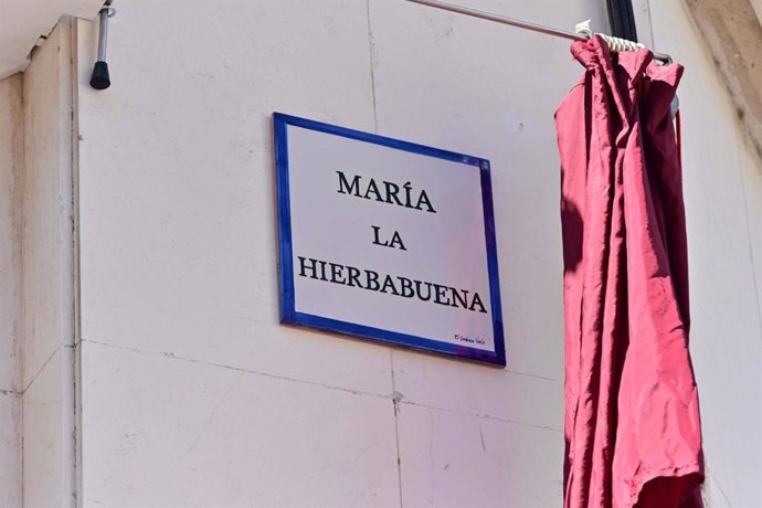 Rótulo de la calle dedicada a María la Hierbabuena