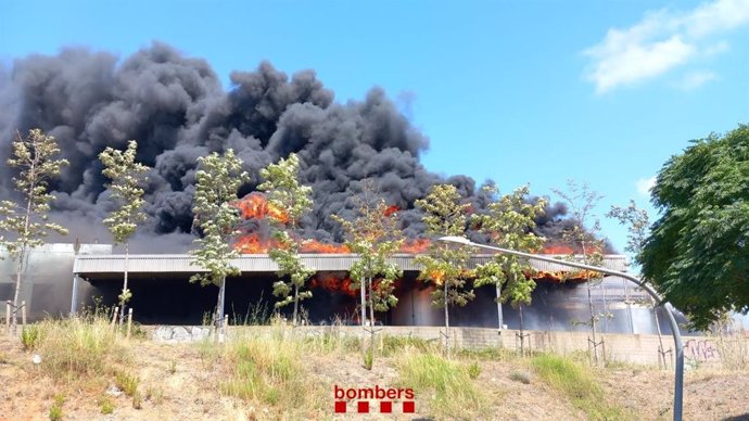 Incendi en una nau a la carretera de Santa Creu de Calafell de Sant Boi de Llobregat (Barcelona)