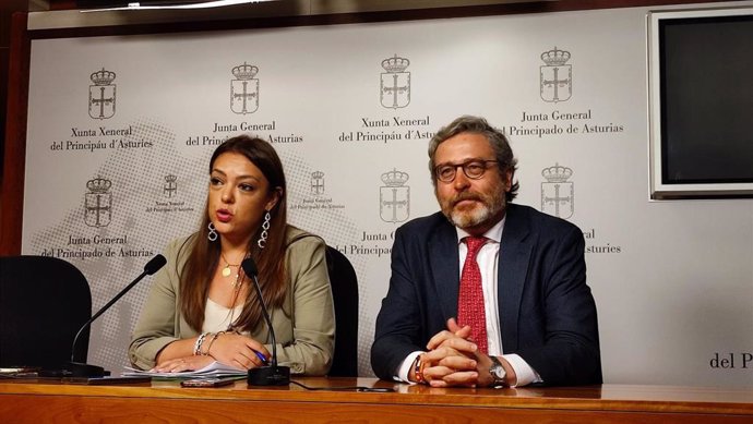 La portavoz de Vox en la Junta General, Carolina López, en rueda de prensa junto al diputado Javier Jové.