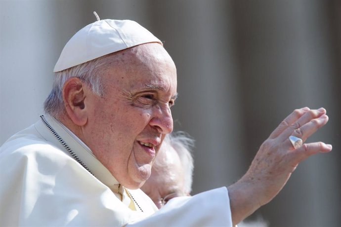 Archivo - El Papa Francisco asiste a la audiencia general de los miércoles en la plaza de San Pedro del Vaticano