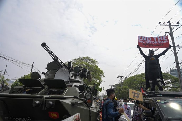 Archivo - February 15, 2021, Yangon, Yangon, Myanmar: A protester wear as Batman during protest against military coup near Central Bank of Myanmar in Yangon, Myanmar, on 15 February 2021..Myanmar's military junta deployed troops and tanks near Central B