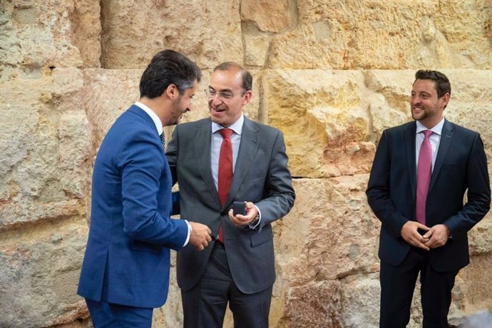 El alcalde de Cáceres, Rafael Mateos, recibe la insignia como nuevo miembro del Grupo de Ciudades Patrimonio de la Humanidad.