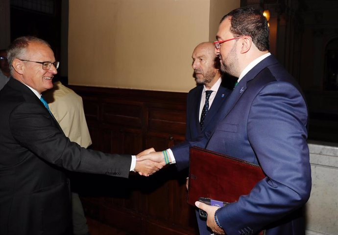 Diego Canga (PP) y Adrián Barbón (PSOE) se saludan al inicio de una reunión en la sede de la Junta General del Principado