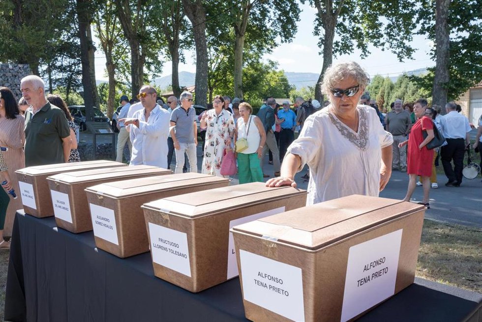 Nerea Melgosa, consejera de Igualdad, Justicia y Políticas Sociales, ha participado esta mañana en Orduña en el acto de entrega de los primeros identificados del Cementerio de la localidad a sus familias.