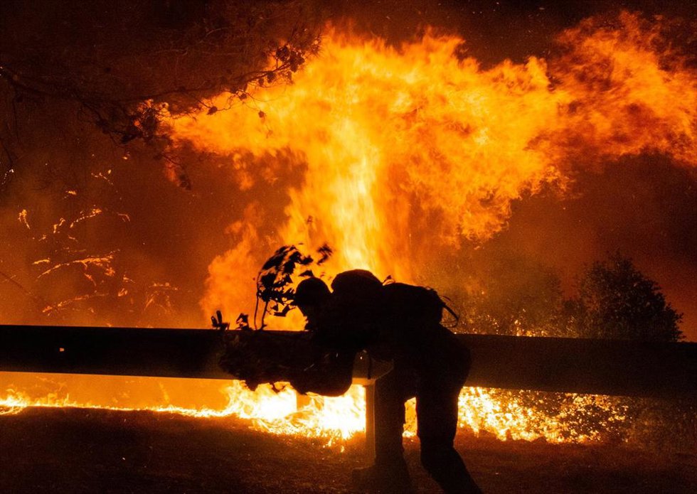 Archivo - Trabajos de extinción de incendios en Grecia