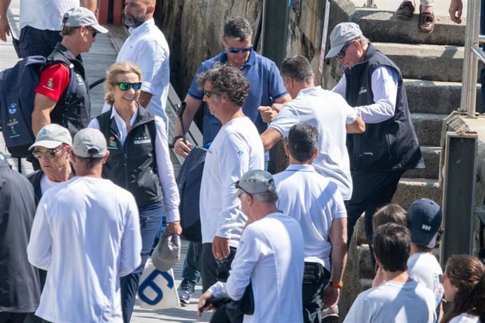 El Rey Don Juan Carlos I y la Infanta Elena en el puerto de Sanxenxo antes de embarcar "El Bribón" a 29 de julio de 2023, en Sanxenxo, Pontevedra, Galicia (España). 