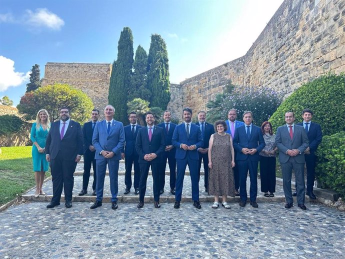 Foto de familia de alcaldes y alcaldesas de las quince ciudades pertenecientes al Grupo de Ciudades Patrimonio de la Humanidad de España con motivo de la celebración de la asamblea constitutiva en Tarragona