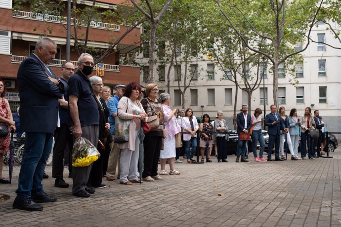 Familiares de las víctimas durante un minuto de silencio en el homenaje por el atentado de Hipercor 36 años después, a 19 de junio de 2023, en Barcelona, Catalunya (España). 