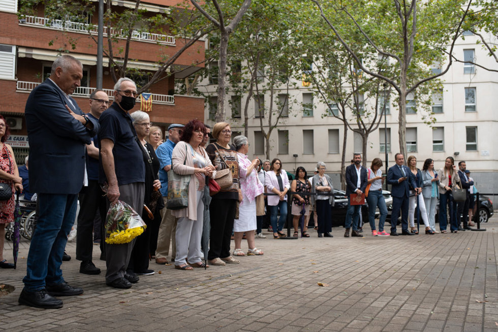 Familiares de las víctimas durante un minuto de silencio en el homenaje por el atentado de Hipercor 36 años después, a 19 de junio de 2023, en Barcelona, Catalunya (España).