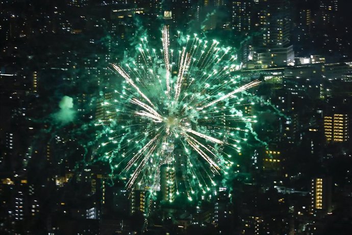 El festival de fuegos artificiales, Sumida, en Tokio, Japón