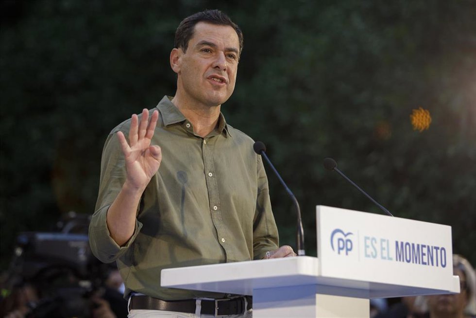 El presidente del PP-A y de la Junta de Andalucía, Juanma Moreno, durante su intervención el mitin de cierre de campaña  a 21 de julio del 2023 en Granada (Andalucía, España). (Foto de archivo).