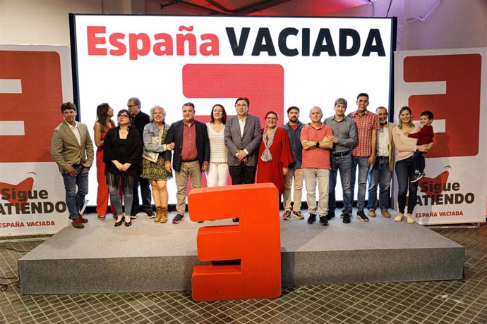 Archivo - Foto de familia de un acto de precampaña de España Vaciada, en el Espacio Rastro Madrid, a 29 de abril de 2023, en Madrid (España). Durante este acto, el partido ha presentado oficialmente sus candidaturas para las próximas elecciones municipa