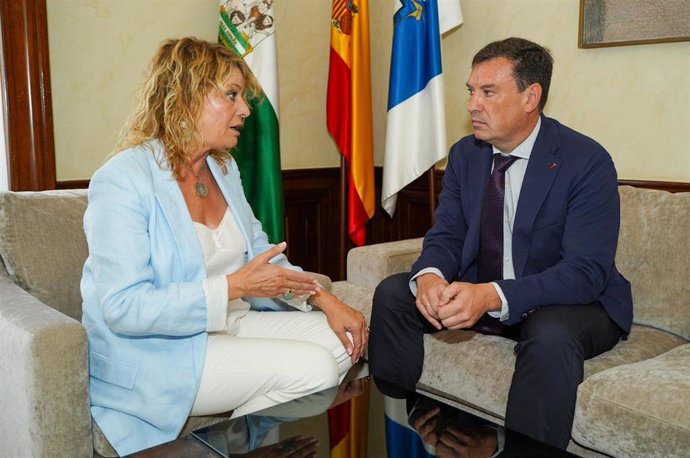 Archivo - Encuentro institucional entre al alcaldesa de Huelva, Pilar Miranda, y el presidente del Puerto de Huelva, Alberto Santana, para la creación de la comisión Puerto-Ciudad.