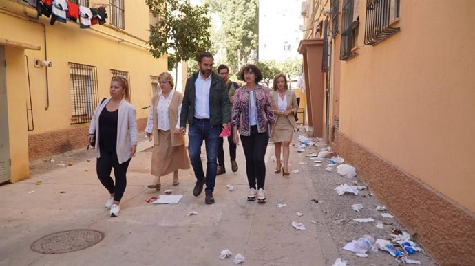 Grupo municipal socialista en la barriada de Las Flores, en una imagen de archivo