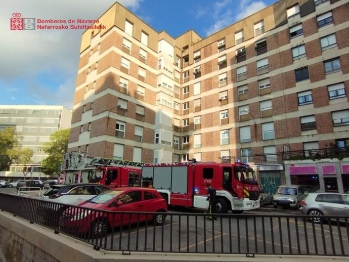 Los bomberos extinguen un incendio en la fachada de un bloque de viviendas en Pamplona, sin heridos.