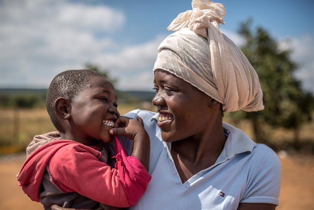 Archivo - Una madre con su hija en Zimbabwe.