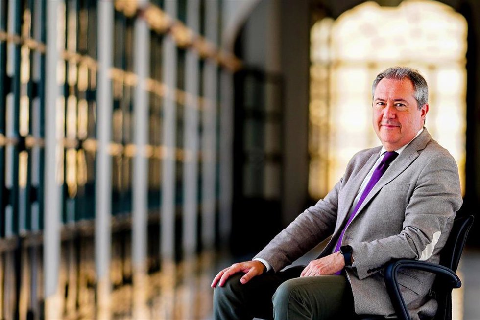 Archivo - El secretario general del PSOE-A, Juan Espadas, posa en el Parlamento andaluz para una entrevista con Europa Press.
