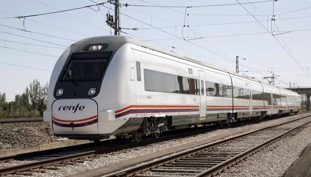 Archivo - Renfe amplía en 32 unidades el contrato de suministro con CAF de trenes de media distancia