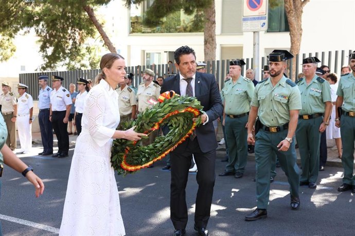 La presidenta del Govern, Marga Prohens, lleva una ofrenda floral al monolito en honor a Diego Salvá y Carlos Sáenz de Tejada, asesinados por ETA en Palmanova.
