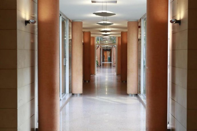Archivo - Pasillos del complejo administrativo de San Caetano, sede de la Xunta, durante la crisis del coronavirus.