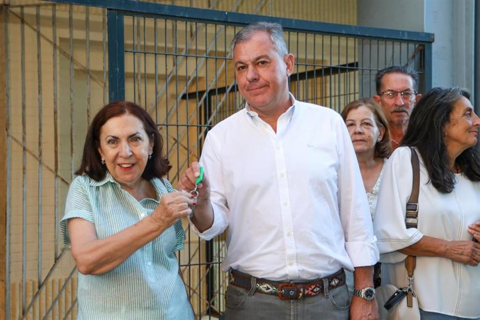 El alcalde de Sevilla, José Luis Sanz, entrega las llaves del nuevo local de la asociación de vecinos Bami Unido.