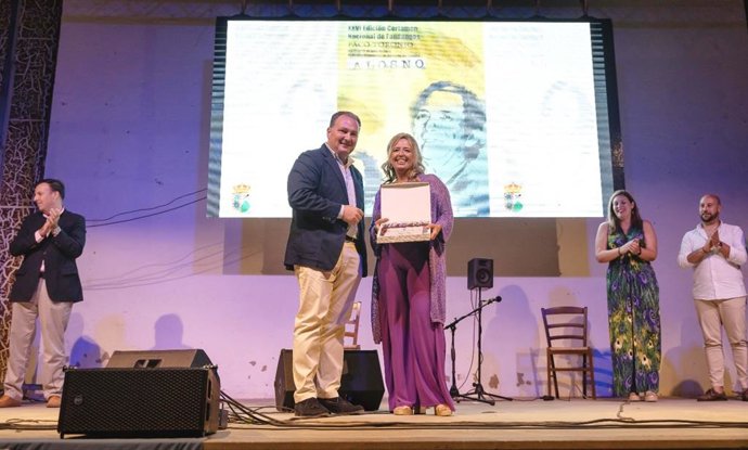 El presidente de la Diputación Provincial de Sevilla, David Toscano, entrega el primer premio en la categoría de adultos a Isabel Ternero