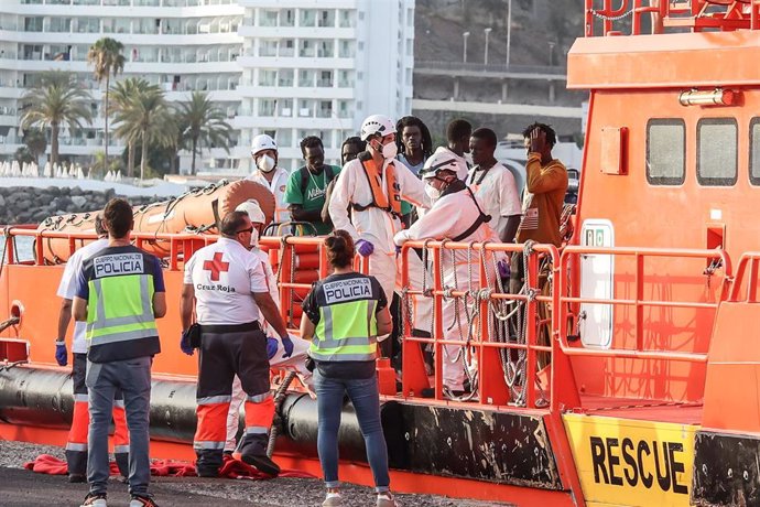 Un barco de Salvamento Marítimo con 200 migrantes llega al Muelle de Arguineguín, a 10 de julio de 2023, en Gran Canaria, Las Palmas, Canarias (España).
