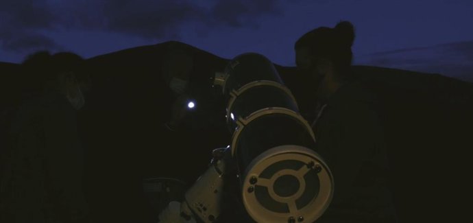 Archivo - Observación del cielo nocturno en Allande.