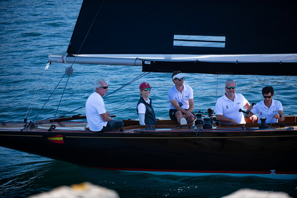 La infanta Elena navega en una embarcación diferente a la de su padre el rey emérito, a 1 de agosto de 2023, en Sanxenxo, Pontevedra, Galicia (España)