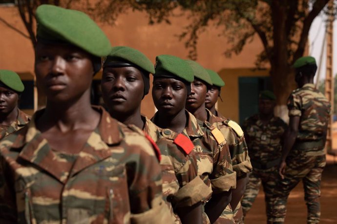 Archivo - Un grupo de militares de la Gendarmería de Níger, en la escuela de la Gendarmería, a 11 de enero de 2023, en Niamey, Níger (África).  