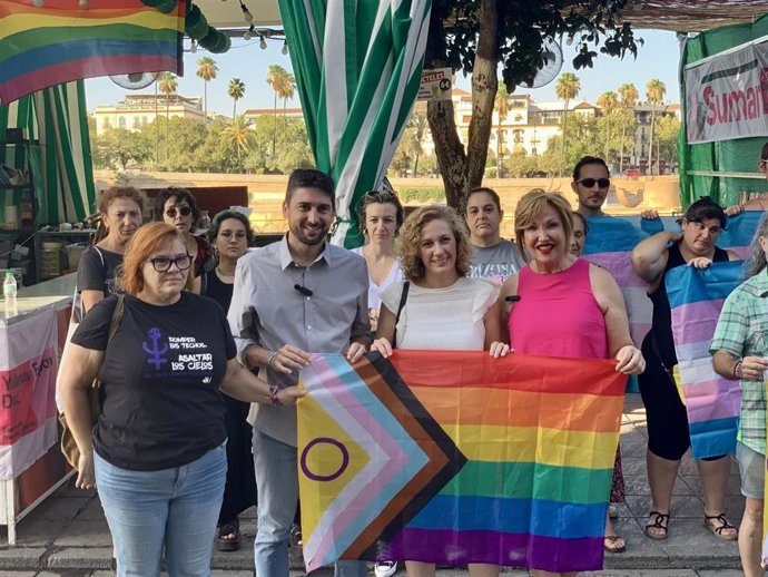 El portavoz adjunto del grupo municipal Con Podemos-Izquierda Unida en el Ayuntamiento de Sevilla, Ismael Sánchez,  con representantes de colectivos Lgtbi