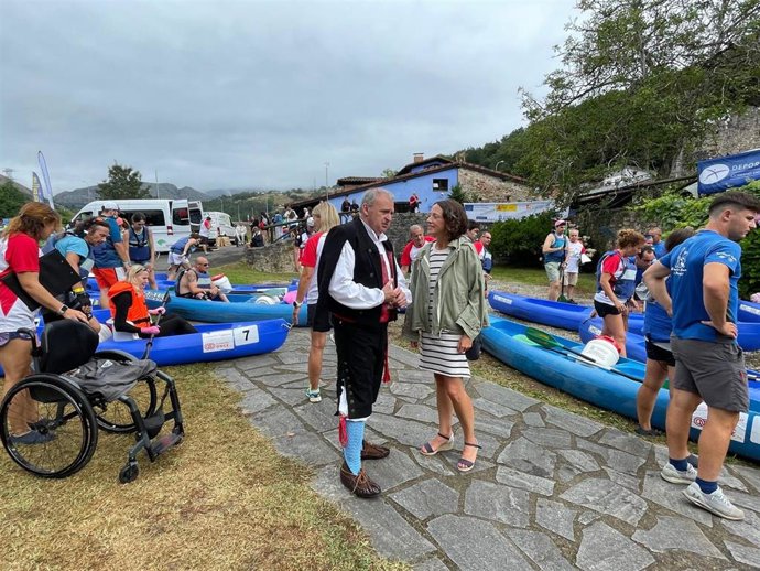 El alcalde de Parres, Emilio García Longo, y la consejera de Derechos Sociales y Bienestar, Melania Álvarez.